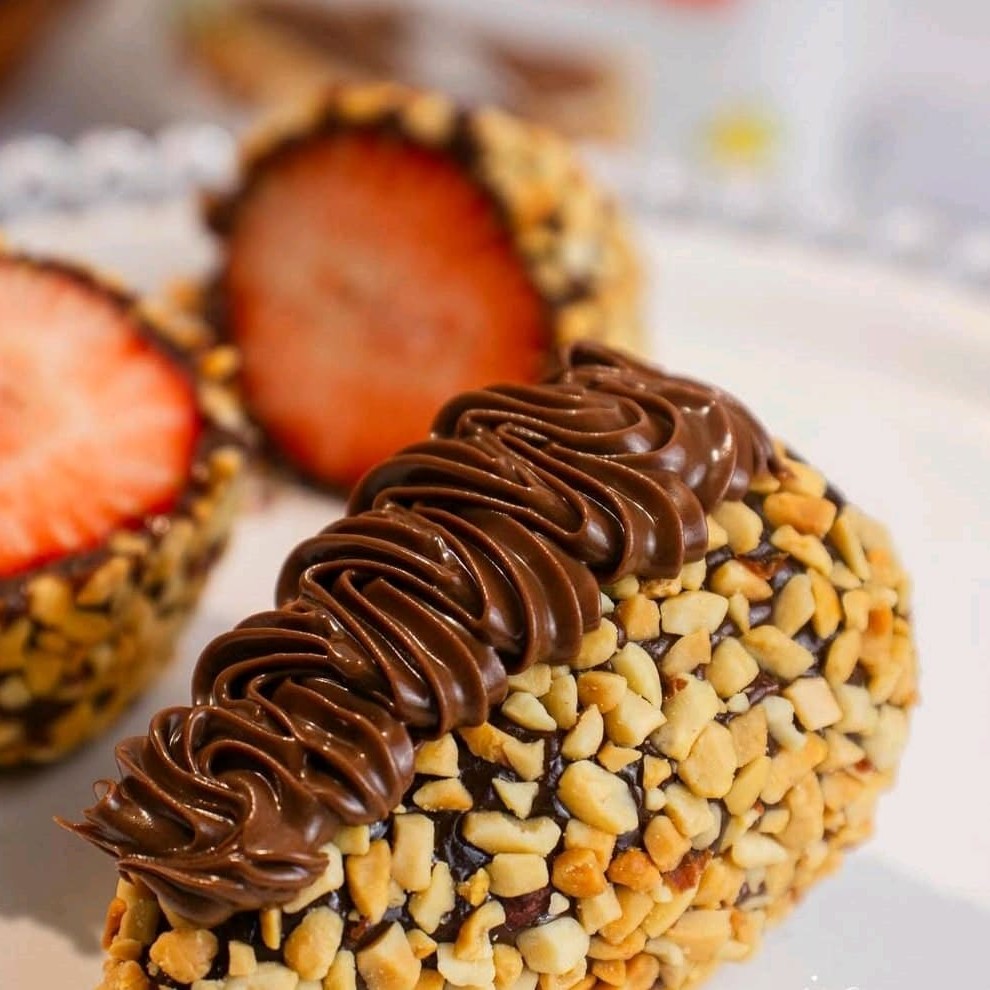 Morango fresco envolvido por nosso cremoso brigadeiro, envolvido por amendoins crocantes e finalizado com Nutella.