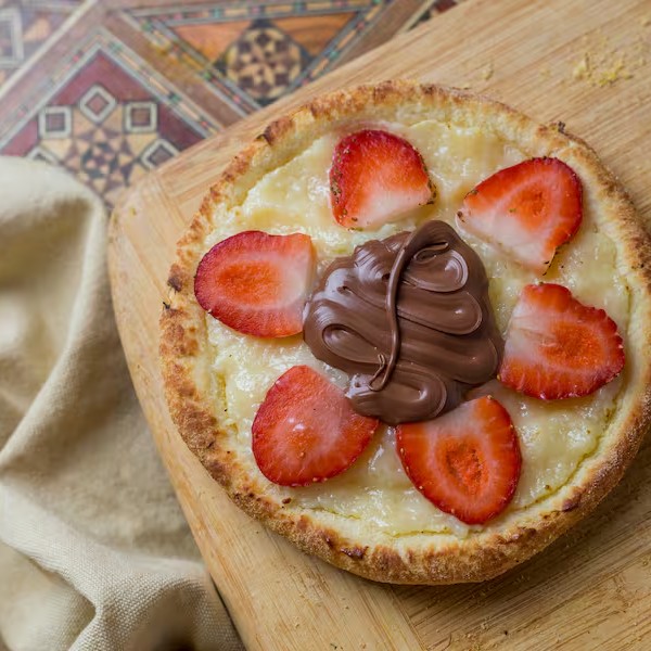 Beijinho gourmet,  morango e chocolate ao leite.