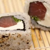 Atum com cream cheese, arroz e gergelim - 10 unidades    ----------tags------------- Sushi/japa/culinária japonesa/sushi em casa / promoções/makimonos/Philadelphia/filadélfia/hot filadélfia/ hot Philadelphia/sunomono/entre grátis/combinados/Carpaccio/cevite/sashimi de salmão/sushi por 1 real / promoção de hot/temaki/yakissoba