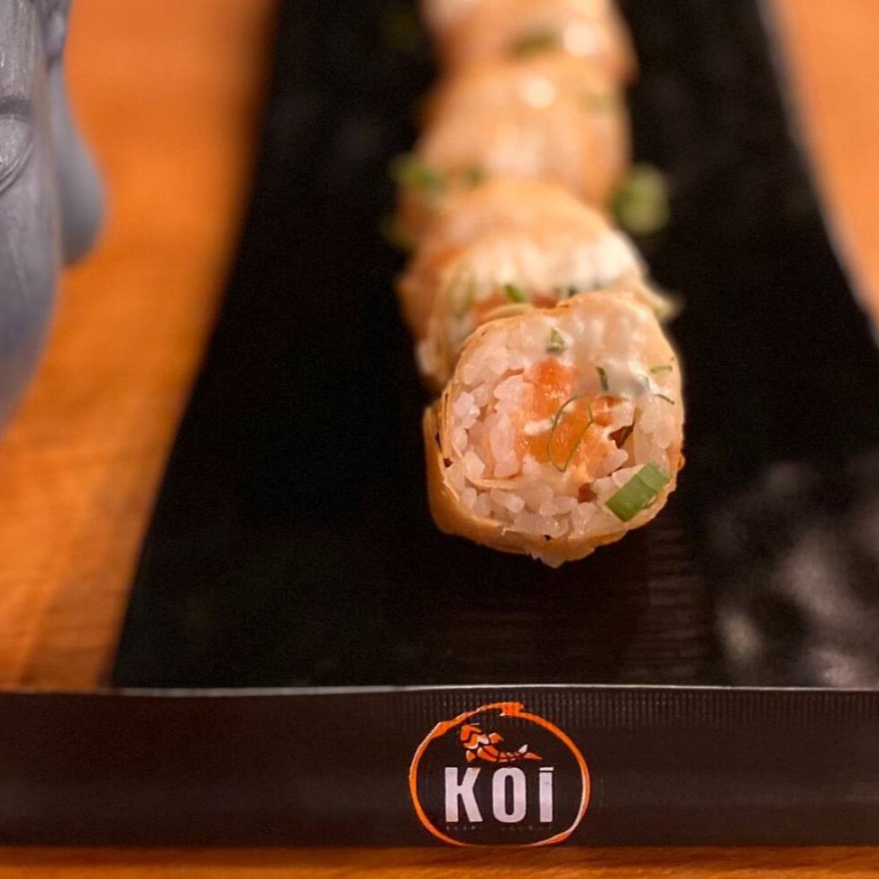 Massa de harumaki, arroz, salmão e cream cheese    ----------tags------------- Sushi/japa/culinária japonesa/sushi em casa / promoções/makimonos/Philadelphia/filadélfia/hot filadélfia/ hot Philadelphia/sunomono/entre grátis/combinados/Carpaccio/cevite/sashimi de salmão/sushi por 1 real / promoção de hot/temaki/yakissoba