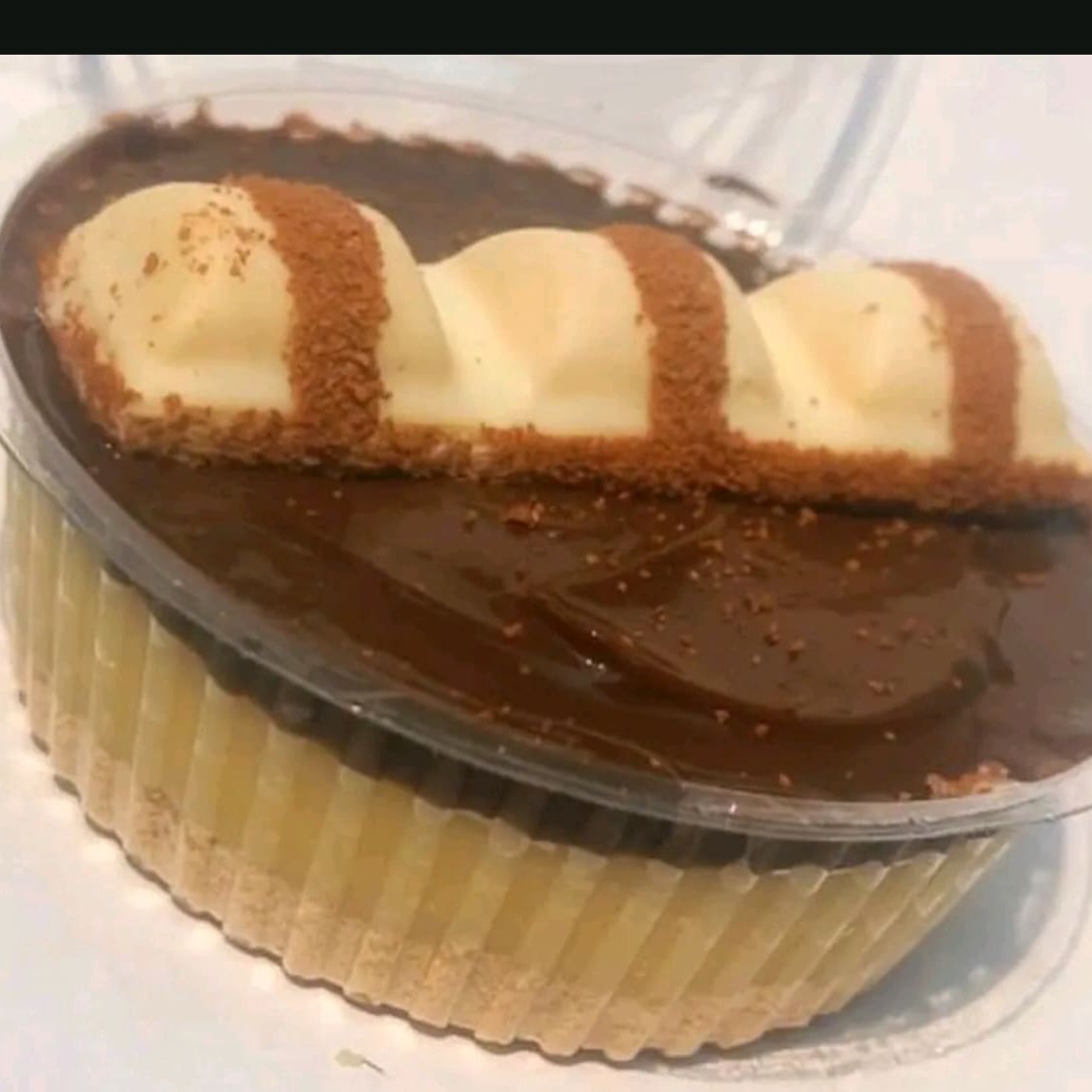 Farofinha de biscoito crocante , brigadeiro branco brigadeiro preto e Kinder Bueno .