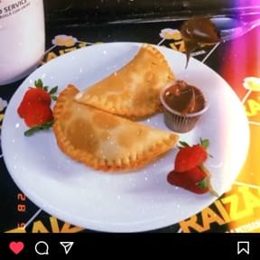 Experimente o irresistível Pastel Romeu & Julieta, uma joia da nossa categoria.   Neste delicioso pastel, a combinação clássica brasileira de suculento requeijão cremoso com o doce encantador de goiabada se une em perfeita harmonia.   Cada mordida irá despertar seus sentidos e te transportará para um saboroso romance culinário.   Um pastel único, criado com paixão e perfeição, pronto para ser saboreado a qualquer momento.