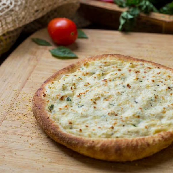 Esfiha recheada com queijo minas cremoso e levemente temperado, proporcionando uma explosão de sabor em cada mordida. Uma verdadeira delícia, amada por todos!