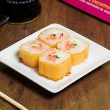 Massa crocante, arroz, salmão, creem cheese e cebolinha