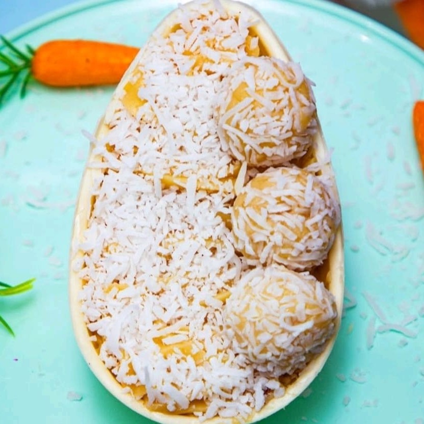 Casca de chocolate branco com recheio de beijinho e de enfeite docinho de beijinho e cocô ralado