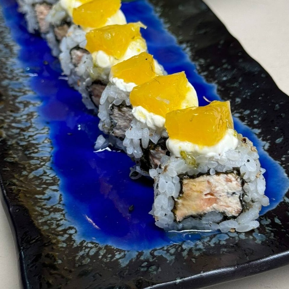 Nosso maravilhoso Uramaki salmão cremoso, laranja caramelizada e tarê citrico - 10 unidades!