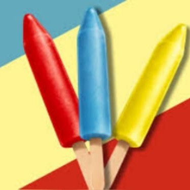 Descubra o encanto do 'Surpresa', um picolé infantil rico em sabor e diversão. Este delicioso picolé, com sabor artificial de chiclete, vem moldado no caprichoso formato de um lápis, despertando a imaginação dos pequenos. A magia continua com a empolgante surpresa de descobrir a vibrante cor do picolé - seja vermelho ardente, azul oceano ou amarelo solar. Cada cor promete uma experiência única, tornando a degustação uma verdadeira aventura! Por favor, note que a cor do picolé é aleatória e não temos como selecioná-la para o envio.