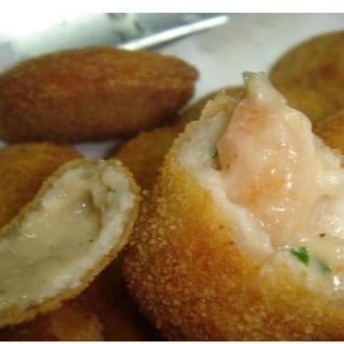 O Risole de Camarão é um deleite irresistível e sofisticado da categoria 'Salgados e Pão de Queijo Congelados'. Com um recheio cremoso de camarão, envolto em uma massa delicada e crocante, este risole promete uma experiência gastronômica inesquecível. Cada pacote contém 50 unidades, perfeito para compartilhar em ocasiões especiais ou simplesmente para desfrutar de um lanche de qualidade a qualquer momento. Adquira já o seu e transforme suas refeições em momentos de puro prazer!