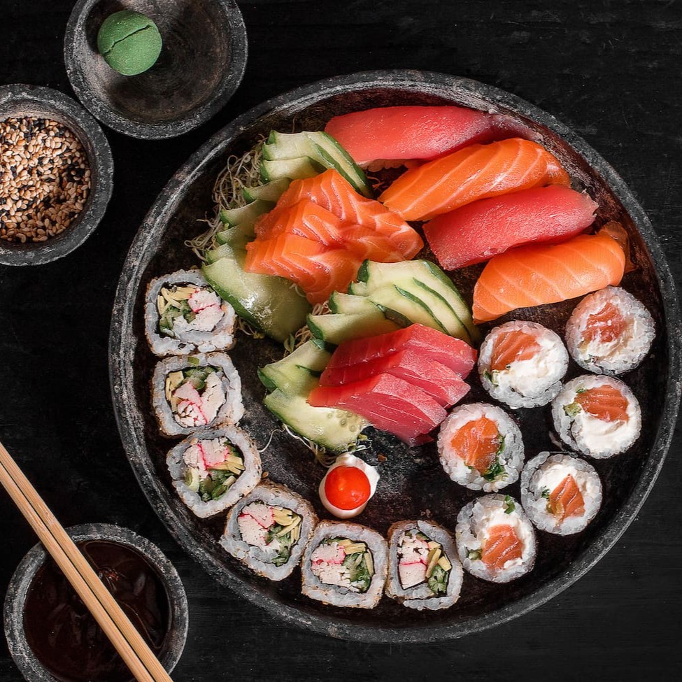 3 sashimi salmão + 3 sashimi atum + 2 sushi salmão + 2 sushi atum + 5 filadélfia + 5 califórnia.