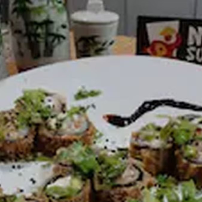 9 Hot Philadelphia - 3 Hot Skin - 3 Ebi Hot(camarão)

Delicie-se com 9 unidades do clássico Hot Philadelphia, recheado com salmão e cream cheese, empanado e crocante por fora, cremoso por dentro. Além disso, 3 unidades do Hot Skin, com pele de salmão crocante e sabor intenso, e 3 unidades do Ebi Hot, com camarão suculento, empanado e finalizado na medida certa. Uma explosão de texturas e sabores para quem ama um toque crocante e quentinho!