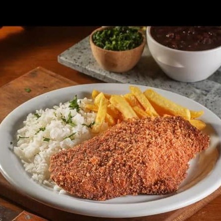 Bife de alcatra empanado com arroz, feijão, fritas e farofa.