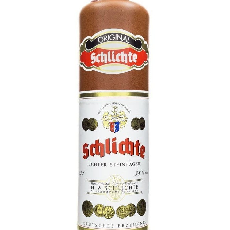 Steinhaeger Schlichte.  Produzido em Steinhagen, na Alemanha, desde o século Xvii, o produto Schlichte é embalado em sua tradicional garrafa de louça marrom, o que ajuda a manter suas propriedades aromáticas superiores por muito mais tempo. Trata-se de um produto de alta qualidade e reconhecido mundialmente.  Produtor: H.W. Schlichte Steinhager brennerei Brockhagener Tipo de bebida: Steinhaeger País de Origem: Alemanha Região de Origem: Steinhager Ingredientes: destilado alcoólico de cereais e zimbro Teor alcoólico: 38%. Volume: 700 ml.