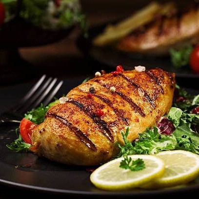 Experimente nosso sedutor Filé de Frango Grelhado, com um sabor inigualável e uma textura irresistivelmente suculenta. Este prato é complementado por dois acompanhamentos à sua escolha: uma experiência culinária personalizada e repleta de sabor. Uma opção perfeita para satisfazer seus desejos de uma refeição nutritiva e deliciosa.