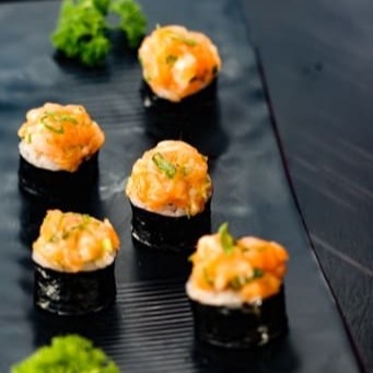 Salmão creem cheese e cebolinha, com tartar de salmão por cima