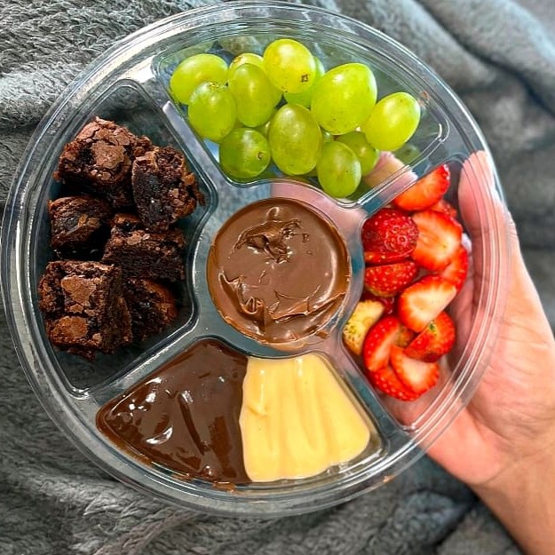 O fondue que é pura tentação: morango, uva, pedaços de brownie, brigadeiro de Ninho, brigadeiro 50% cacau e Nutella cremosa. Uma verdadeira explosão de sabores para compartilhar (ou não!).