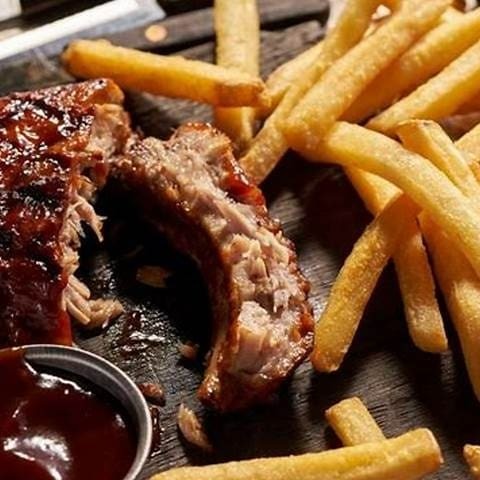 Generosa porção de 700gr. Acompanha uma porção de batatas fritas de 500g. Para tornar esta deliciosa experiência gastronômica ainda mais completa, basta selecionar os acompanhamentos adicionais de sua preferência.