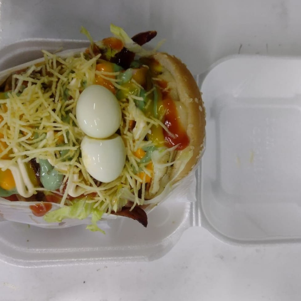 Nosso irresistível X-Tudo Trembão com pão fresquinho, suculenta carne, queijo derretido, presunto defumado, 2x + Calabresa e saborosa calabresa. Para uma textura extra, adicionamos batata palha crocante, milho e um delicioso molho cheddar e Catupiry uma porção de alface fresca e tomate suculento. Satisfaça o seu desejo de um Trembão completo e delicioso!