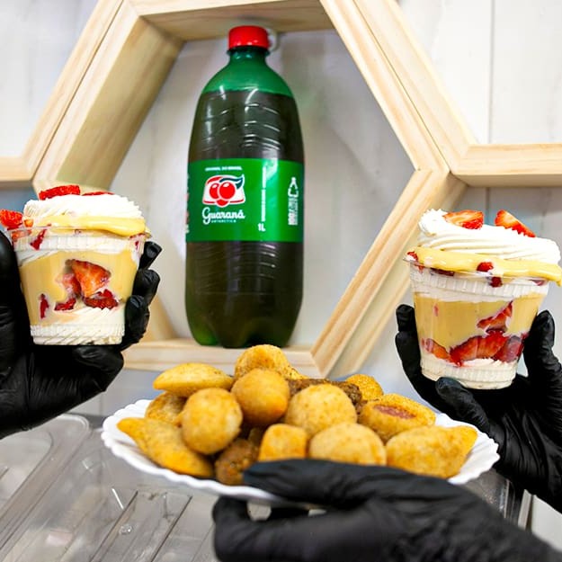 30 unidades de salgadinhos, 2 copos duplo Ninho. Gratis 1 guarana 1 Litro!!