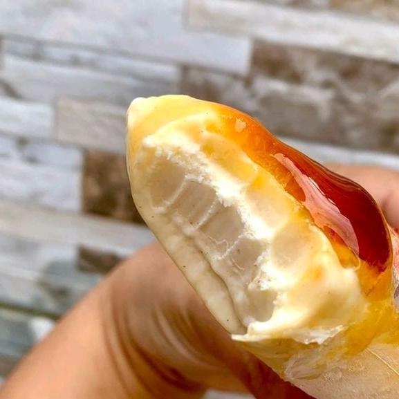 O sacolé de pudim com calda é uma versão sofisticada e deliciosa do tradicional sacolé, perfeito para quem ama o sabor clássico do pudim. A base é feita com leite condensado, creme de leite, leite , garantindo uma textura cremosa e um sabor irresistível. Para tornar ainda mais especial, uma generosa camada de calda de caramelo é adicionada no saquinho antes de preencher com a mistura, criando uma experiência que remete ao pudim tradicional em cada mordida. Ideal para dias quentes ou como uma opção diferenciada para vendas e eventos. Aproximadamente 120g