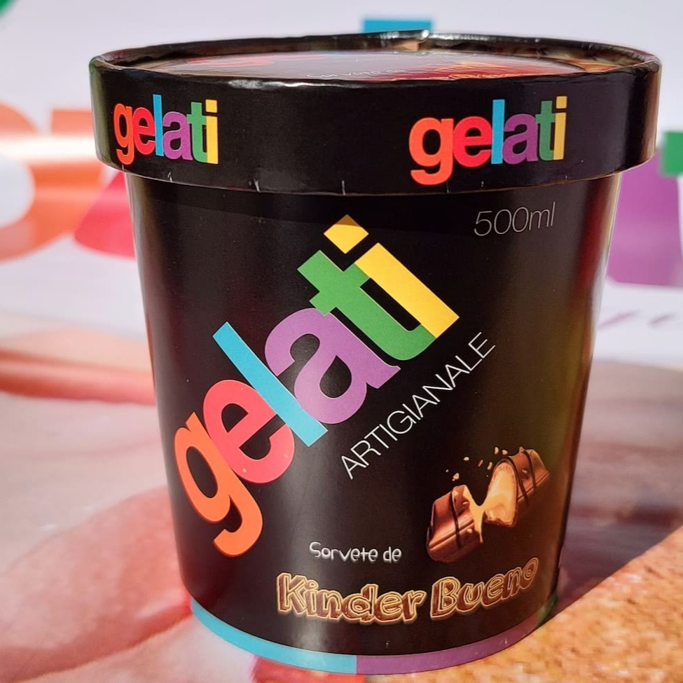 O famoso chocolate Kinder Bueno, desconstruído, em sua melhor versão de sorvete artesanal,  com o  sorvete inconfundível de chocolate branco, mesclado com uma deliciosa calda de chocolate Kinder.  -_*