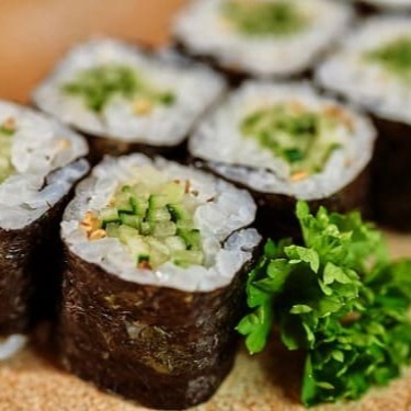 Kappamaki é um enrolado de pepino japonês e gergelim com arroz por dentro enrolado com alga marinha por fora