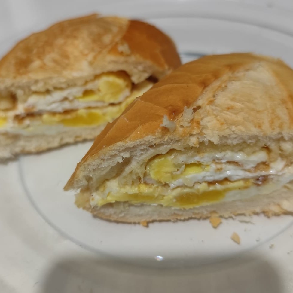 Pão francês,2 ovos, Mantega.