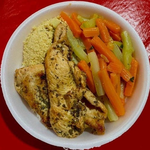 Acompanha arroz, feijão, farofa e legumes