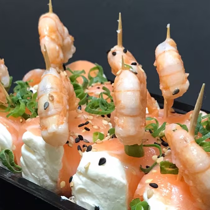 4 unidades.-  Salmão, cream cheese, camarão, cebolinha, gergelim. Esse Item Vai Espetado No Palito

Saborosos espetinhos com salmão fresco, camarão suculento, cream cheese cremoso, cebolinha fresca e finalizados com gergelim tostado. Uma combinação deliciosa e prática, perfeita para saborear no palito!