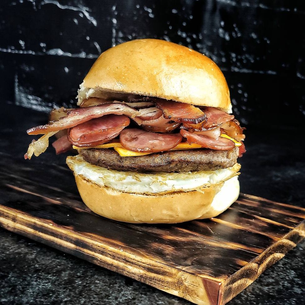 O Picanha Russo , categoria ' Hambúrguer Americano', é uma verdadeira explosão de sabores. A protagonista, a carne de picanha , é suculenta e deliciosamente preparada. Complementando essa delícia, temos o queijo cheddar derretido, ovo perfeitamente Frito, bacon crocante e calabresa picante. O ketchup e nosso molho especial da casa adicionam um toque de doçura e picância, equilibrando perfeitamente o prato. Uma verdadeira delícia em forma de hambúrguer!