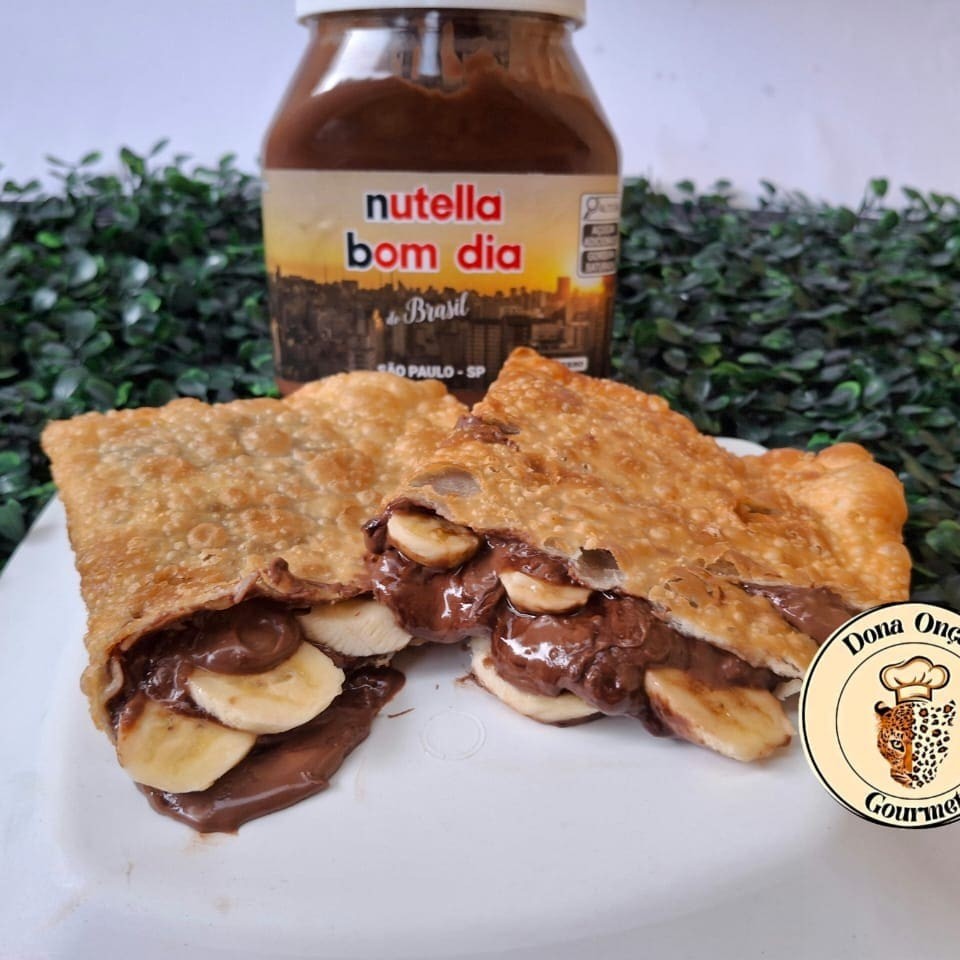 Nosso delicioso pastel doce, recheado de banana e Nutella Original.