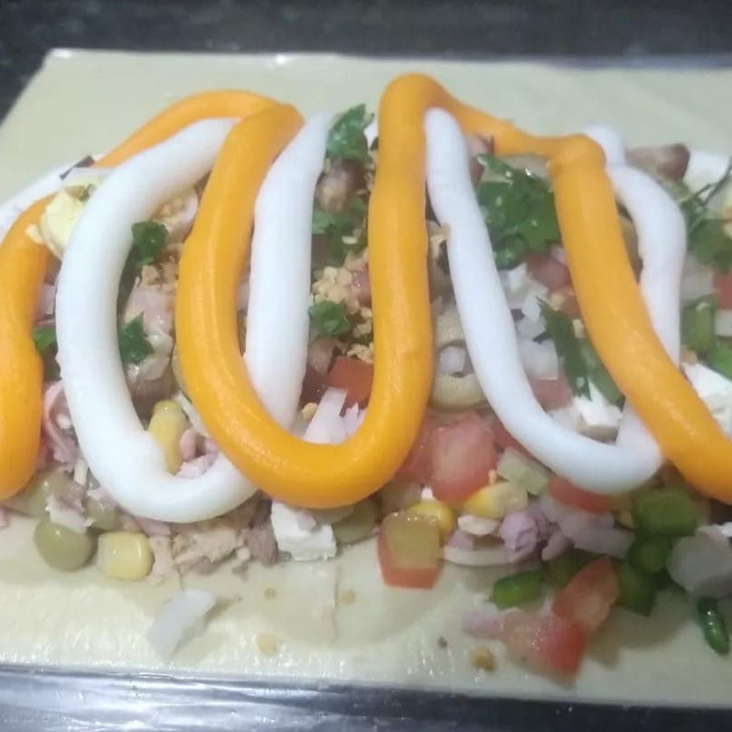 Pastel sabor frango com ate 18 complementos. 22 cm obs: Acompanha maionese temperada.