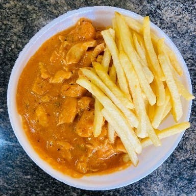 Delicioso estrogonofe de frango. Acompanha arroz e farofa. Escolha 1 entre: purê, macarronese, fritas, palha e salada.  Obs.: - Embalagem Pt102. - Ideal para 1 pessoa. Esperamos que você tenha uma excelente refeição!