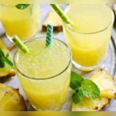 Suco natural de abacaxi com hortelã feito na hora 400 ml