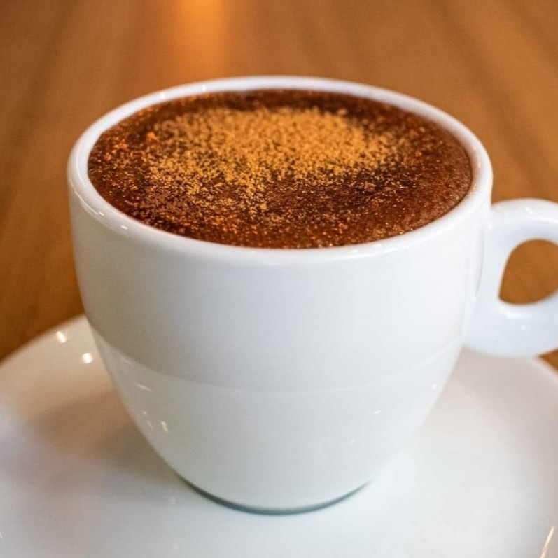 Nosso exclusivo cappuccino com um toque de chocolate e canela.