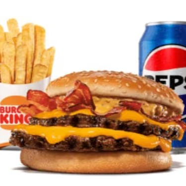 Um hambúrguer com duas carnes bovinas grelhadas de 113g, pão com gergelim, queijo derretido, fatias de bacon crocante e o exclusivo molho bk stacker. Acompanha batata frita e bebida.