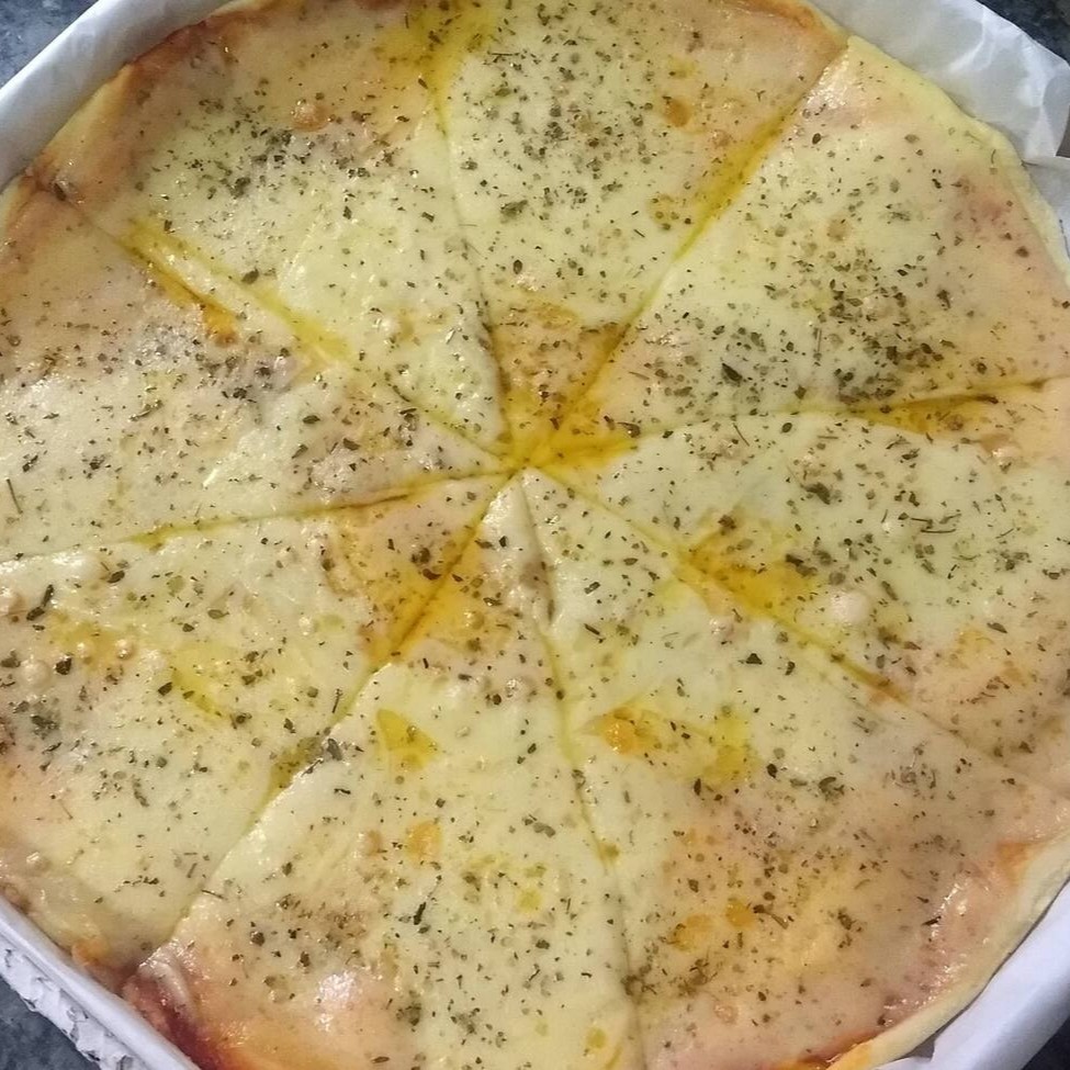 Pizza Mussarela com molho tomate, mussarela e orégano.