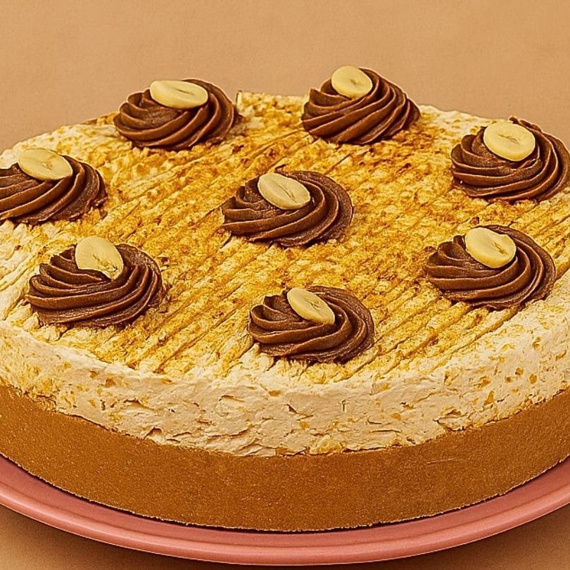 Apresentamos a Mini Skypeanut, uma sofisticada mini torta de 15cm. Esta delícia é elaborada com uma base crocante de biscoito, recheada com nosso exclusivo caramelo salgado, que proporciona um equilíbrio perfeito entre o doce e o salgado. Além disso, contém um irresistível brigadeiro gourmet de paçoca, que é um verdadeiro festival de sabores para o seu paladar. Para completar, temos uma super fina