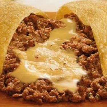 Pastel de 20cm, recheio de carne moída com queijo muçarela.