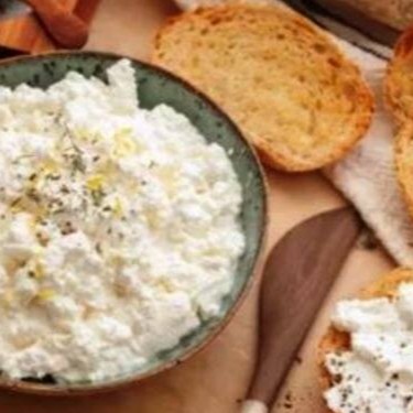 Refrescante e nutritiva! Feita com ricota fresca e ervas selecionadas, é uma opção leve e saborosa para o Dia a Dia. • Diferencial: textura leve e sabor suave. • Alergênicos: contém leite e pode conter glúten.