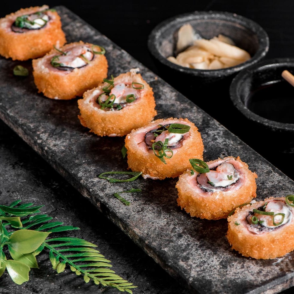 Salmão recheado com camarão, cream cheese e cebolinha, empanado na farinha panko e frito.