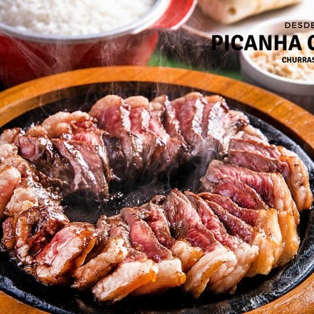 Acompanha, arroz branco, batata rústica, farofa e vinagrete.