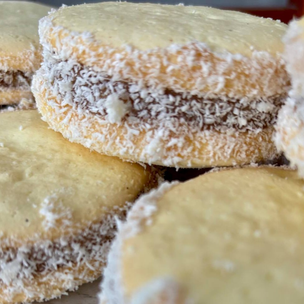Biscoito amanteigado com recheio de doce de leite