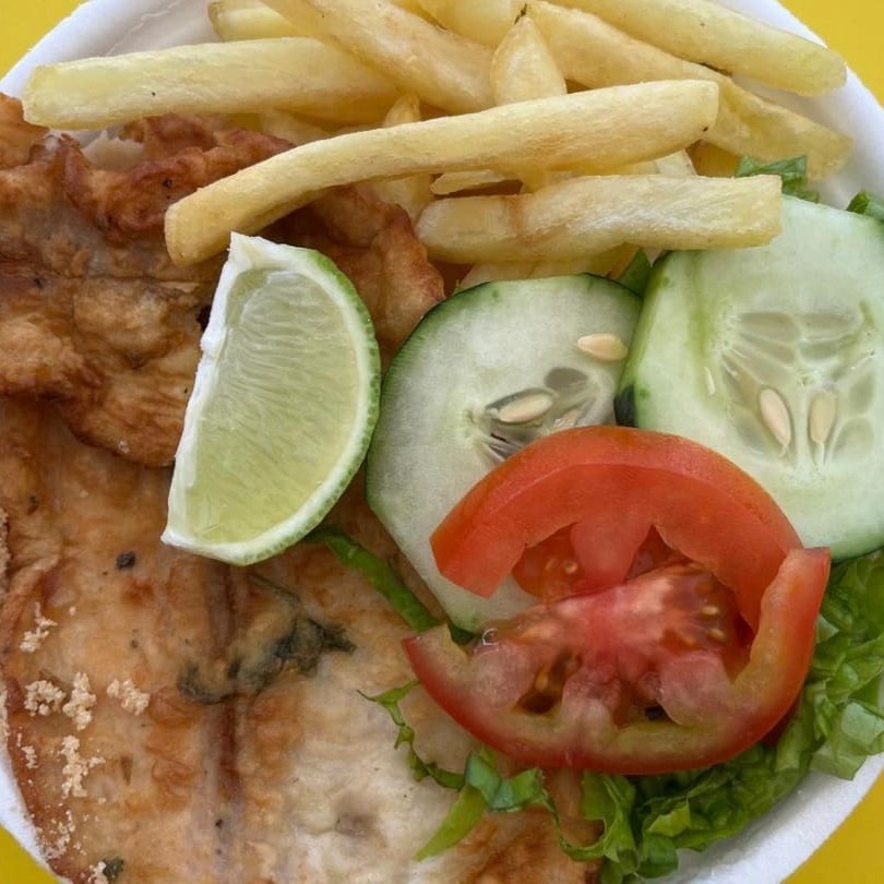 Marmita Acompanha: Arroz Branco, Feijão, Batata Frita, Farofa, salada verde e filé de peixe. Serve Uma Pessoa.