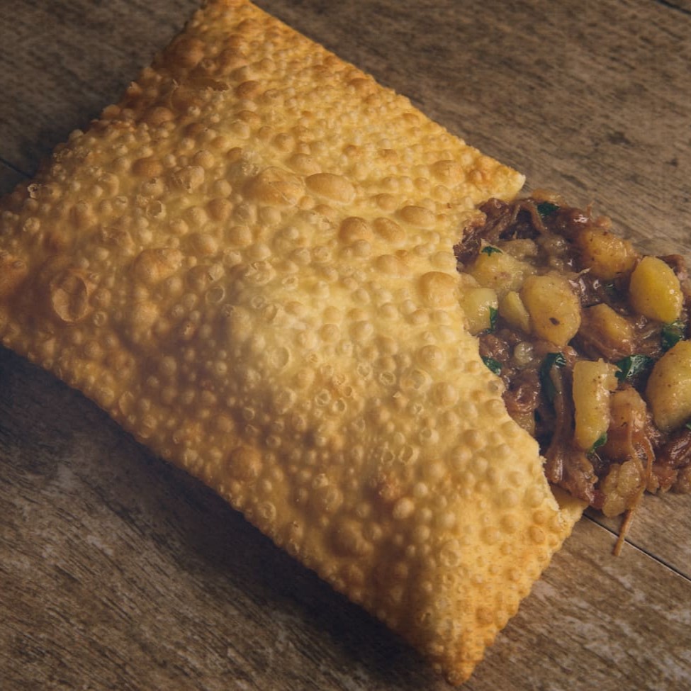 Sensacional pastel crocante recheado de costela desfiada, mandioca e requeijão cremoso