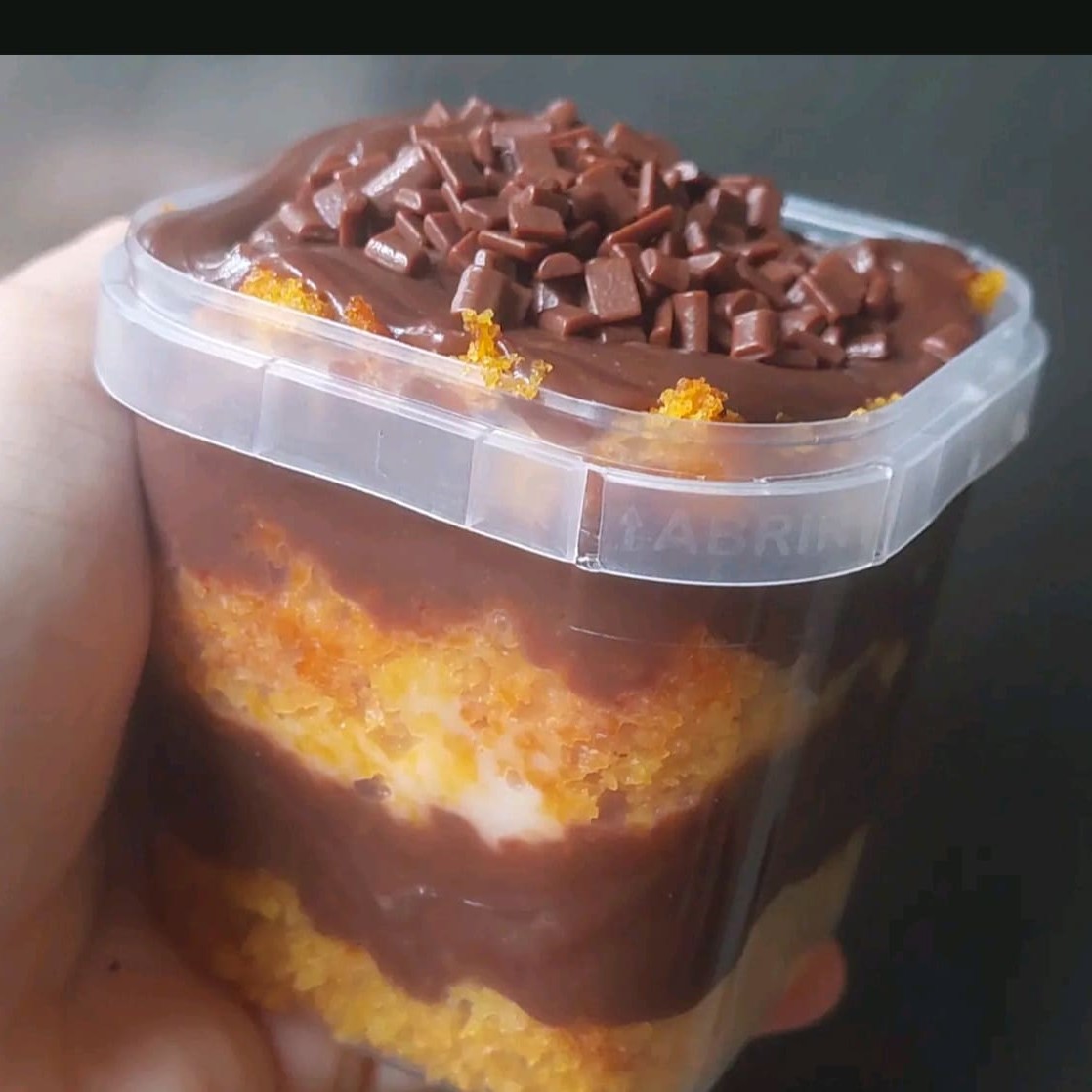 Massa de cenoura caseira , brigadeiro e granulado