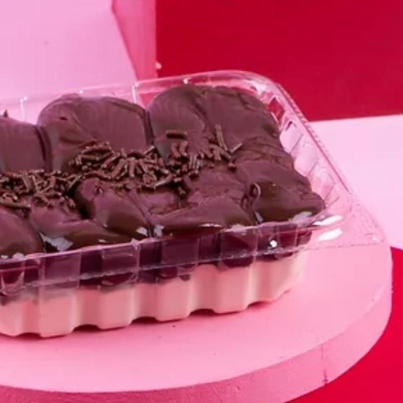 Recheio de chocolate preto com chocolate branco ou todo chocolate ou todo chocolate branco e todos tem brawnei