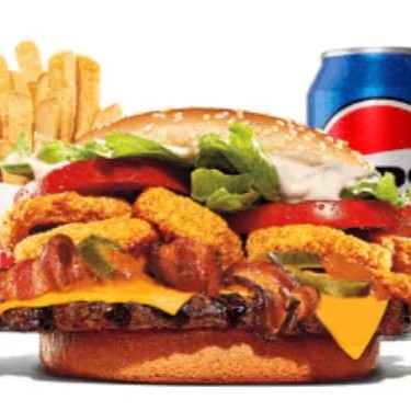 Um hambúrguer de carne bovina grelhado de 113g, pão com gergelim, queijo derretido, onion rings , fatias de bacon crocante, pimenta-jalapeño, salada fresca (alface e tomate), o exclusivo molho furioso e maionese bk. Acompanha batata frita e bebida.