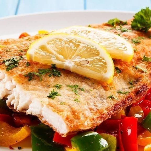 Saudável e delicioso, o 'Prato Fitness com Filé de Linguado Grelhado' é uma verdadeira experiência gastronômica. O prato, cuidadosamente preparado pelo Chef Barros, é composto por um suculento filé de linguado, grelhado à perfeição, que se harmoniza perfeitamente com o arroz integral de aroma irresistível. Além disso, o prato traz uma refrescante salada de legumes frescos, um ovo cozido para agregar ainda mais proteína à refeição e ervilhas petit poá, que adicionam um toque sofisticado ao conjunto. Para complementar, uma salada de alface e tomate, frescos e crocantes, propo