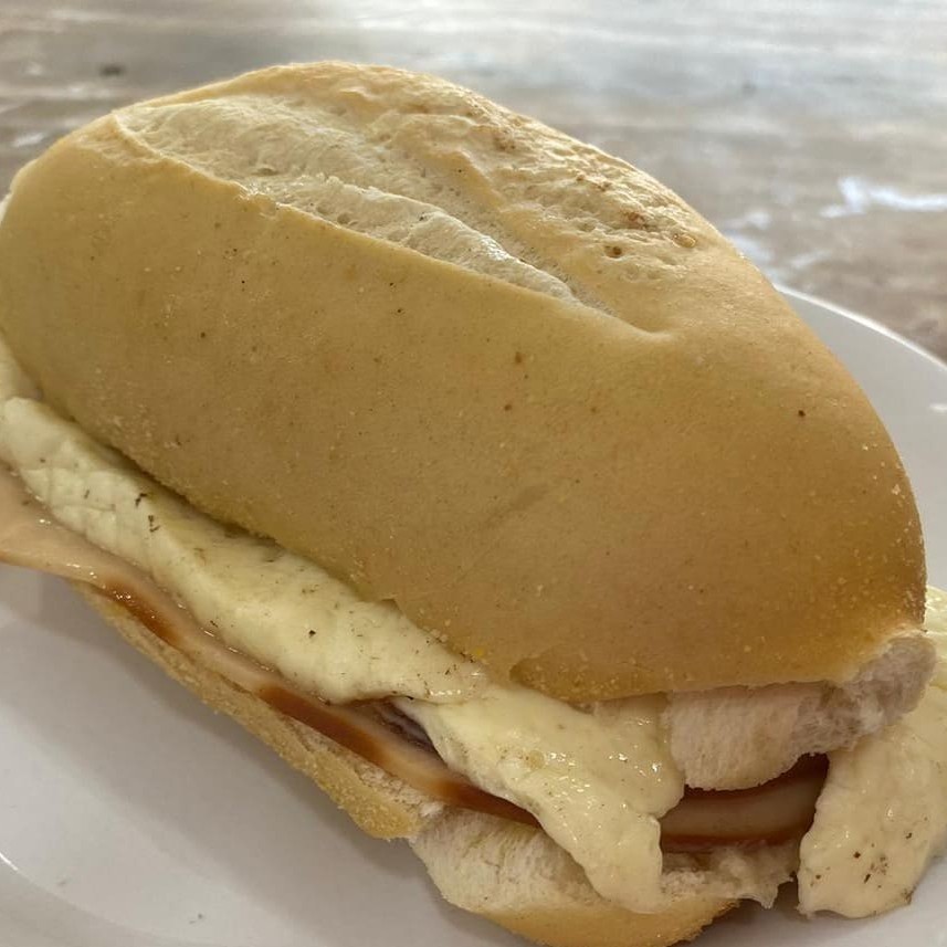 01 delicioso sanduiche de peito de peru com queijo minas no pão francês fresquinho + 01 coquinha geladinha de 250ml