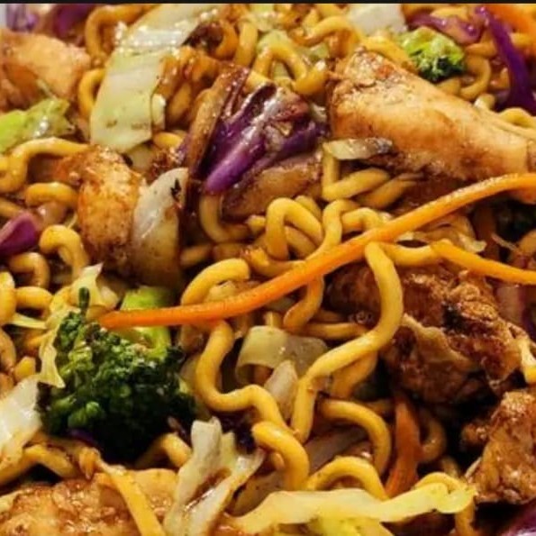 Macarrão oriental, linguiça calabresa em tiras, pedaços de frango macio, pedaços de carne suculenta com legumes selecionados e temperado com nosso molho especial da casa